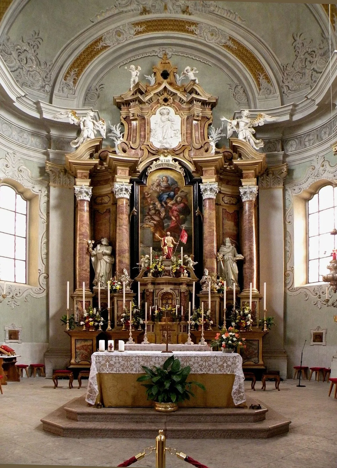 L'altare maggiore barocco della Basilica dei Santi Filippo e Giacomo a Cortina d'Ampezzo, con pala, colonne in marmo e statue