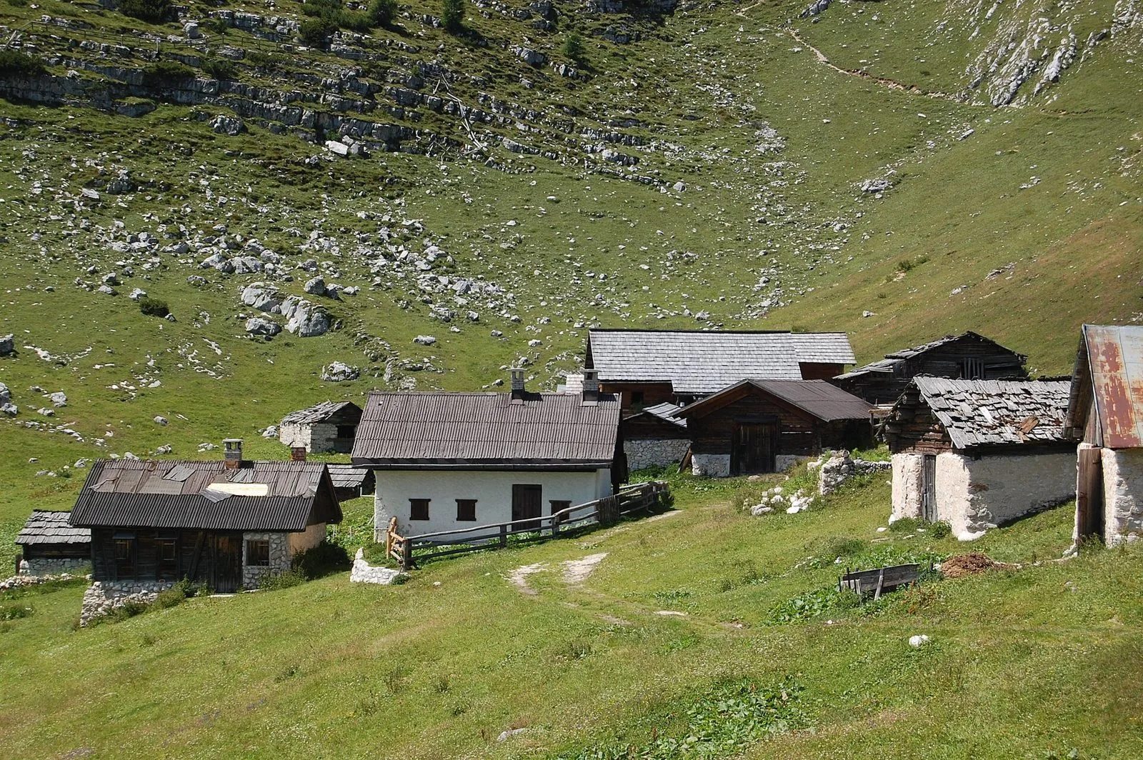 Gruppo di malghe in legno e pietra sui pascoli dell'altopiano di Sennes, nelle Dolomiti