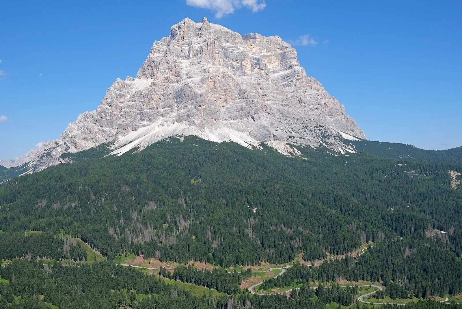 Il Monte Pelmo, massiccio dolomitico del sistema UNESCO Pelmo-Croda da Lago, sopra i boschi di conifere