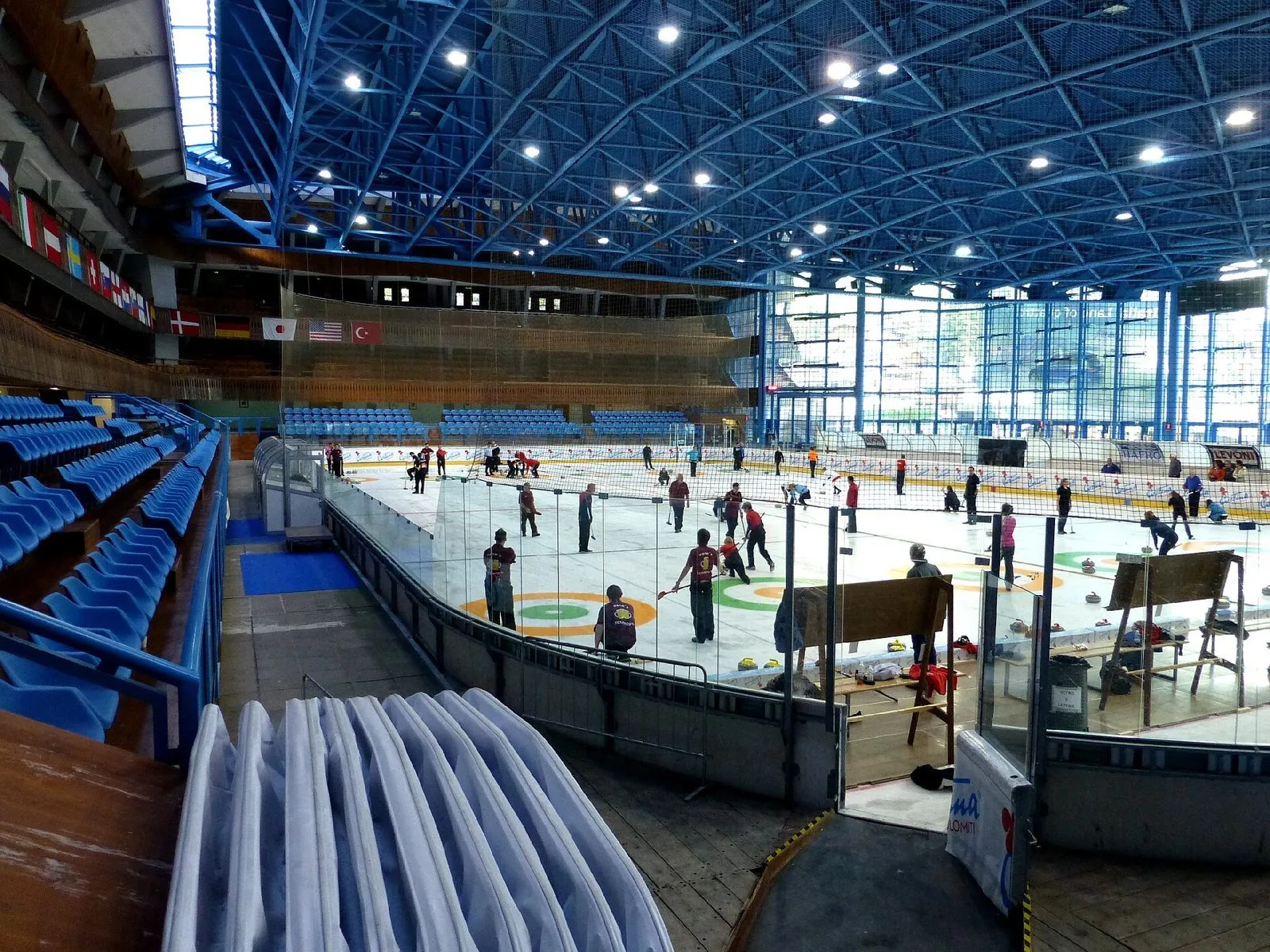 La pista coperta dello Stadio Olimpico del Ghiaccio di Cortina d'Ampezzo con la struttura del tetto blu