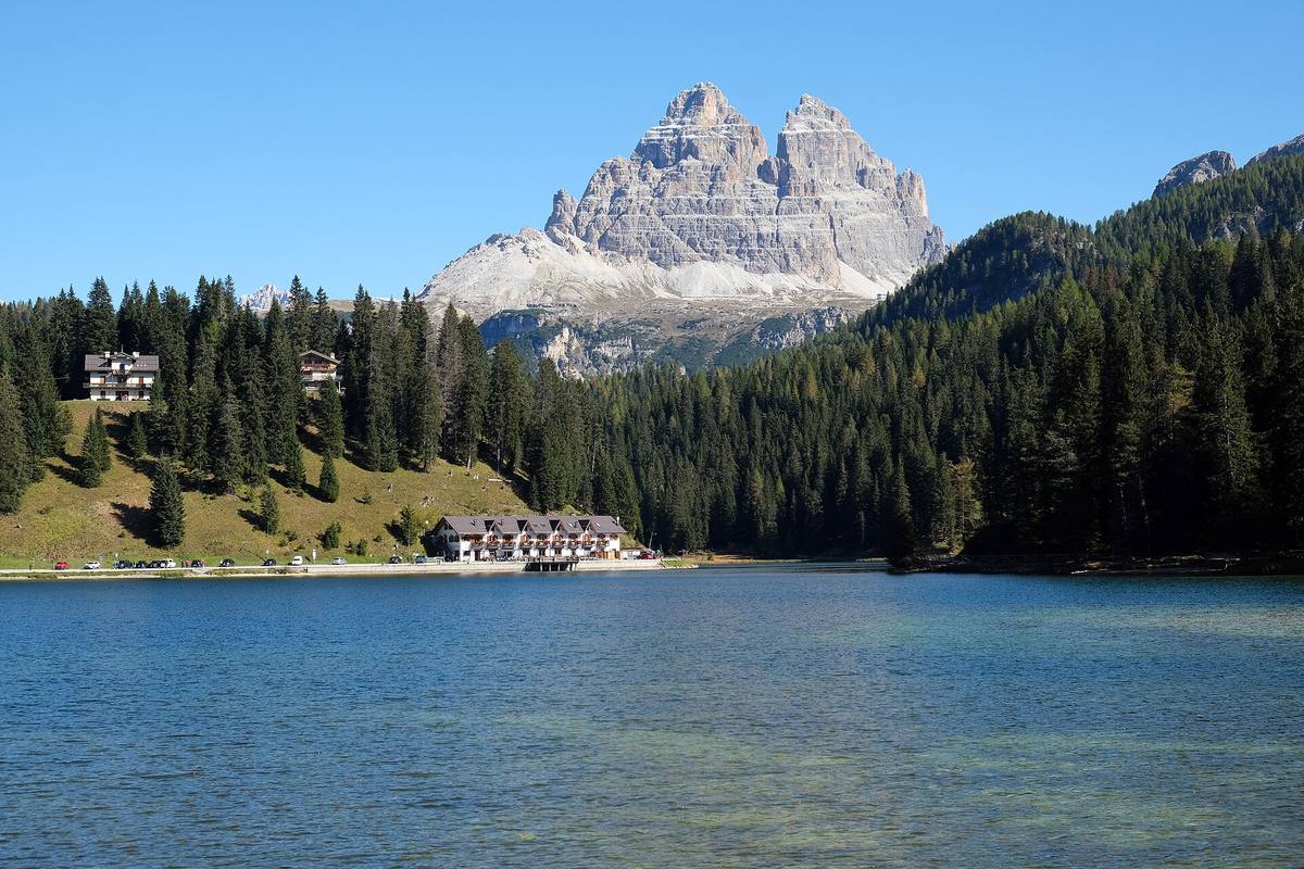 Le tre cime rocciose delle Tre Cime di Lavaredo riflesse nelle acque del lago di Misurina